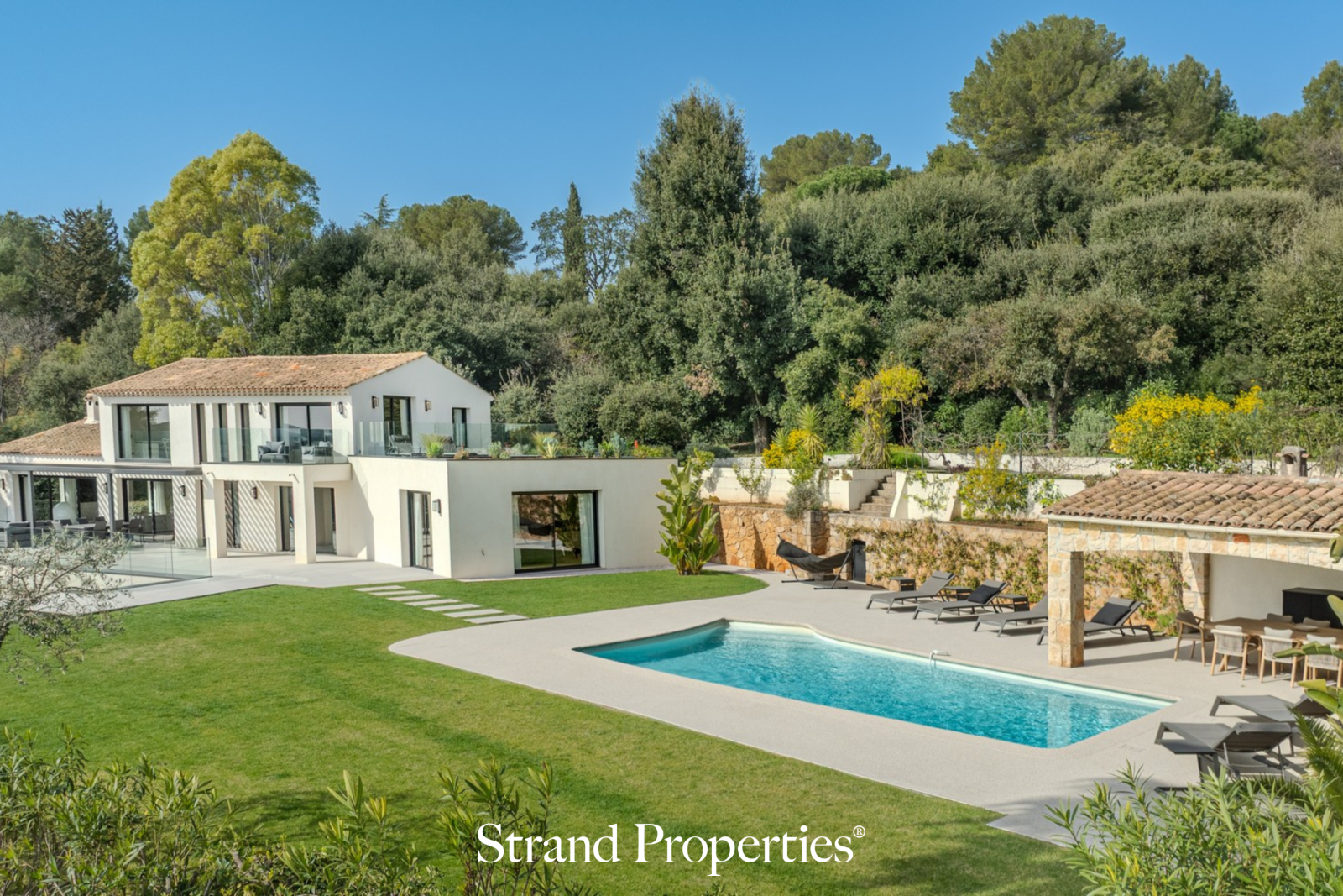 BIOT – Luxury villa in perfect condition with 5 bedrooms, swimming pool and panoramic views