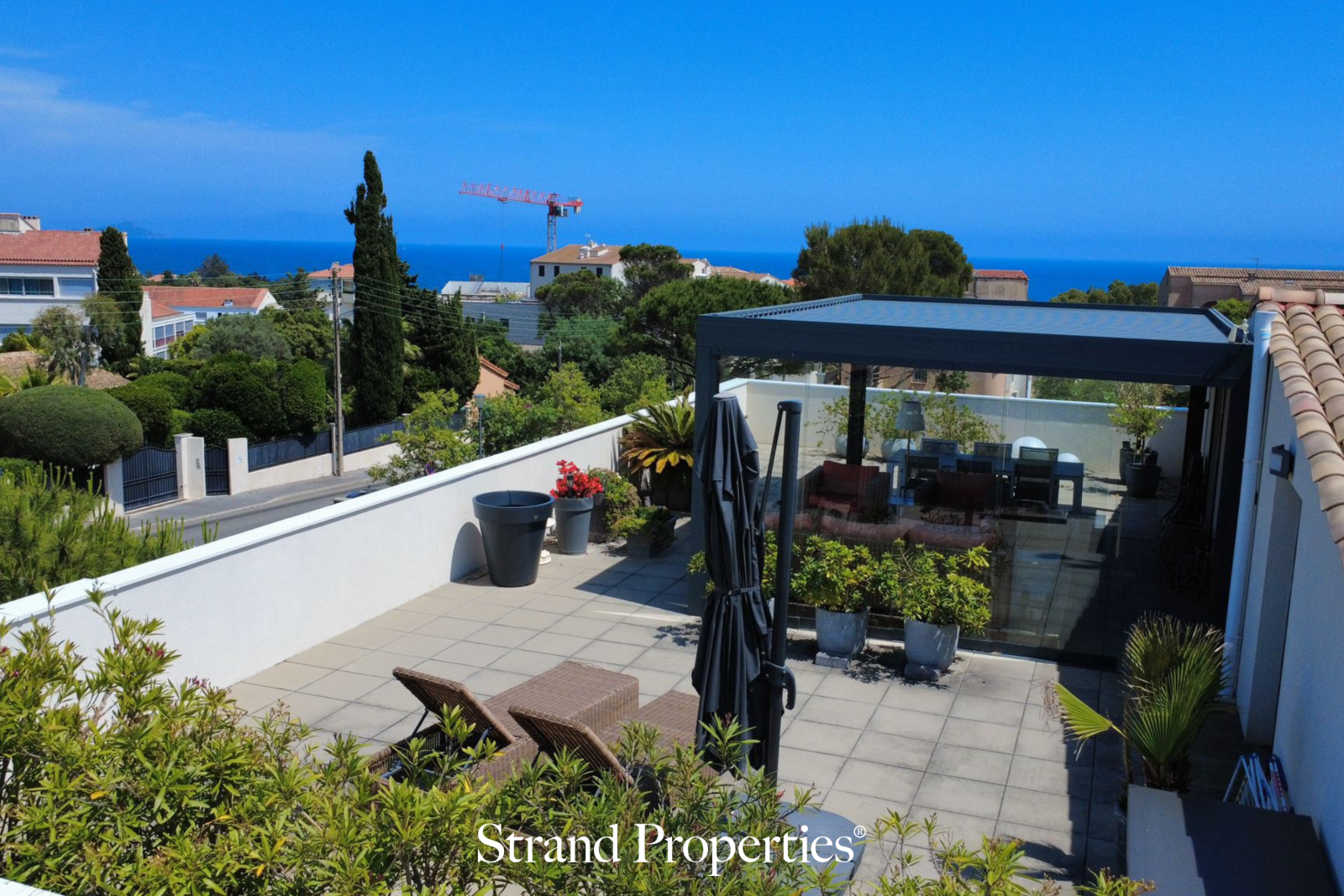 SAINT-AYGULF – 3-bedroom apartment on top floor, rooftop terrace, sea glimpse & swimming pool