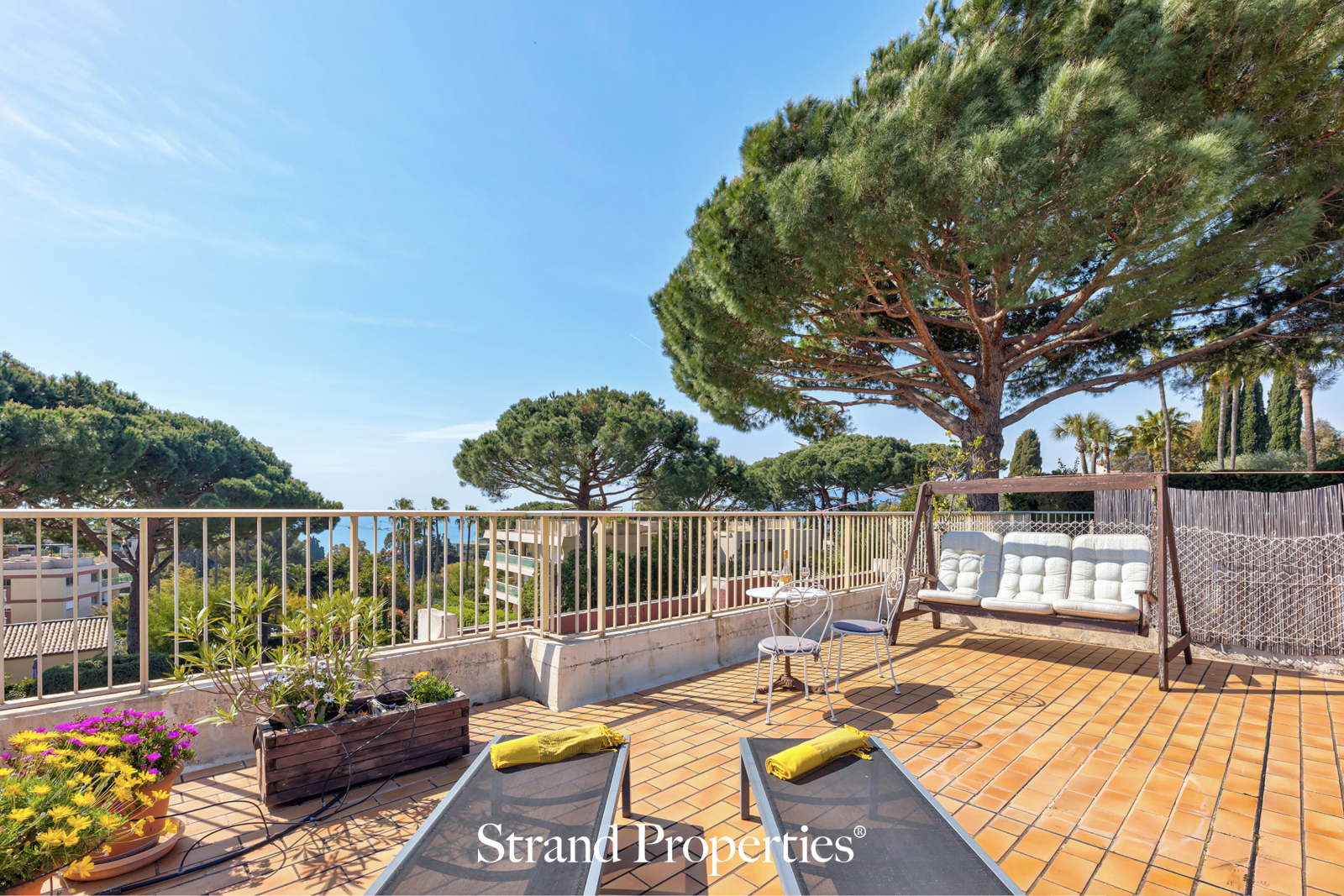 CANNES Croix‑des‑Gardes Top‑floor apartment with rooftop terrace, sea view & swimming pool