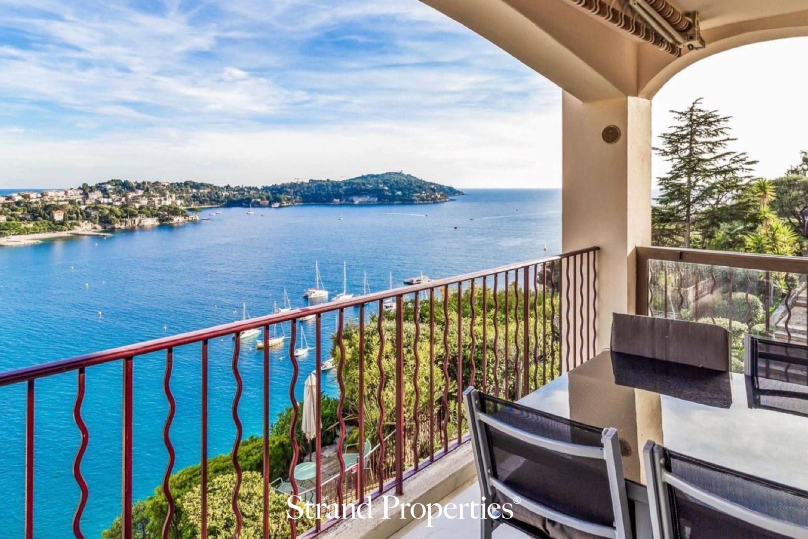 VILLEFRANCHE-SUR-MER – Renovated Apartment with Terrace and Panoramic Views over the Bay and Cap Ferrat