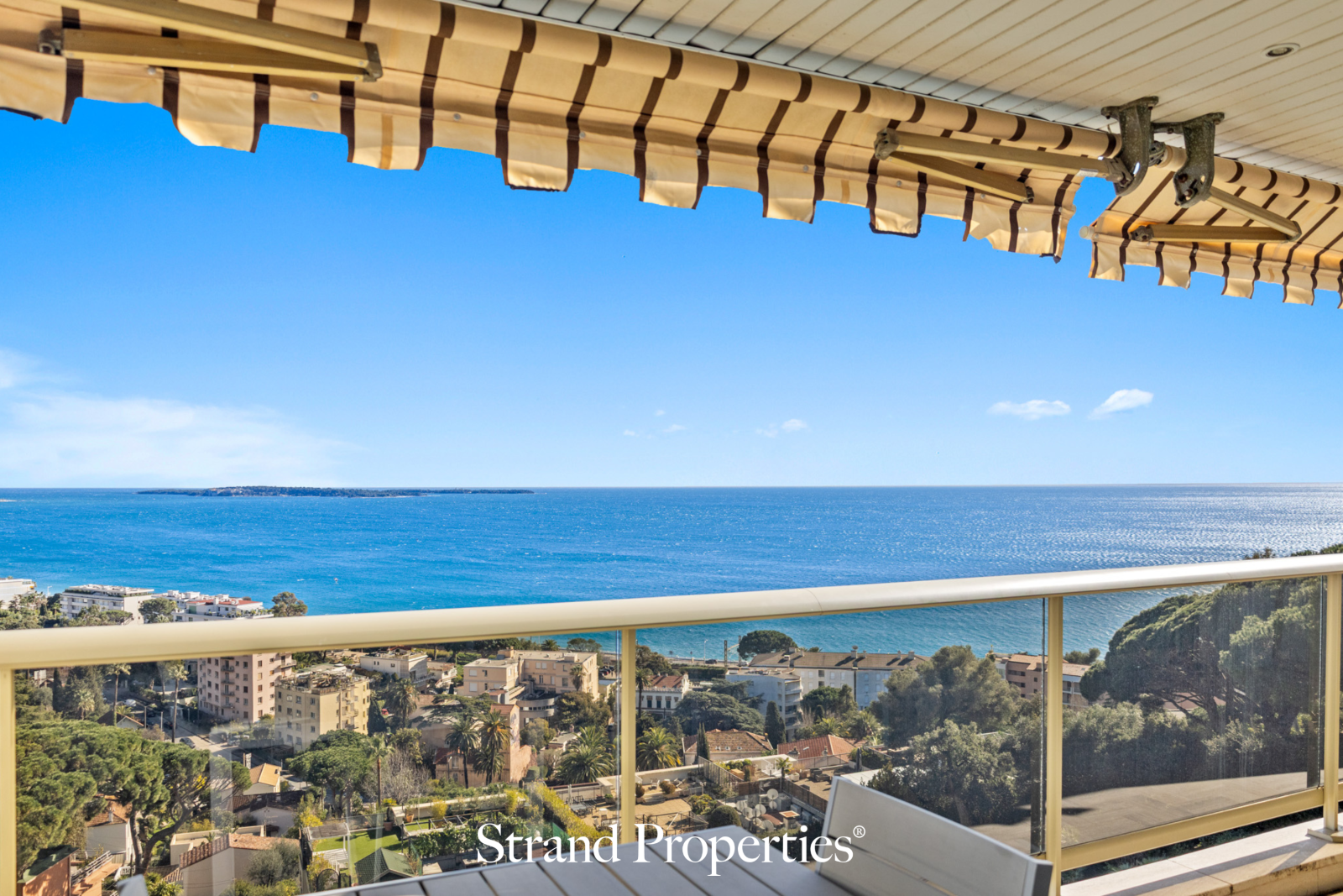 CANNES Croix des Gardes –  Refined apartment with terrace, balcony and panoramic sea view