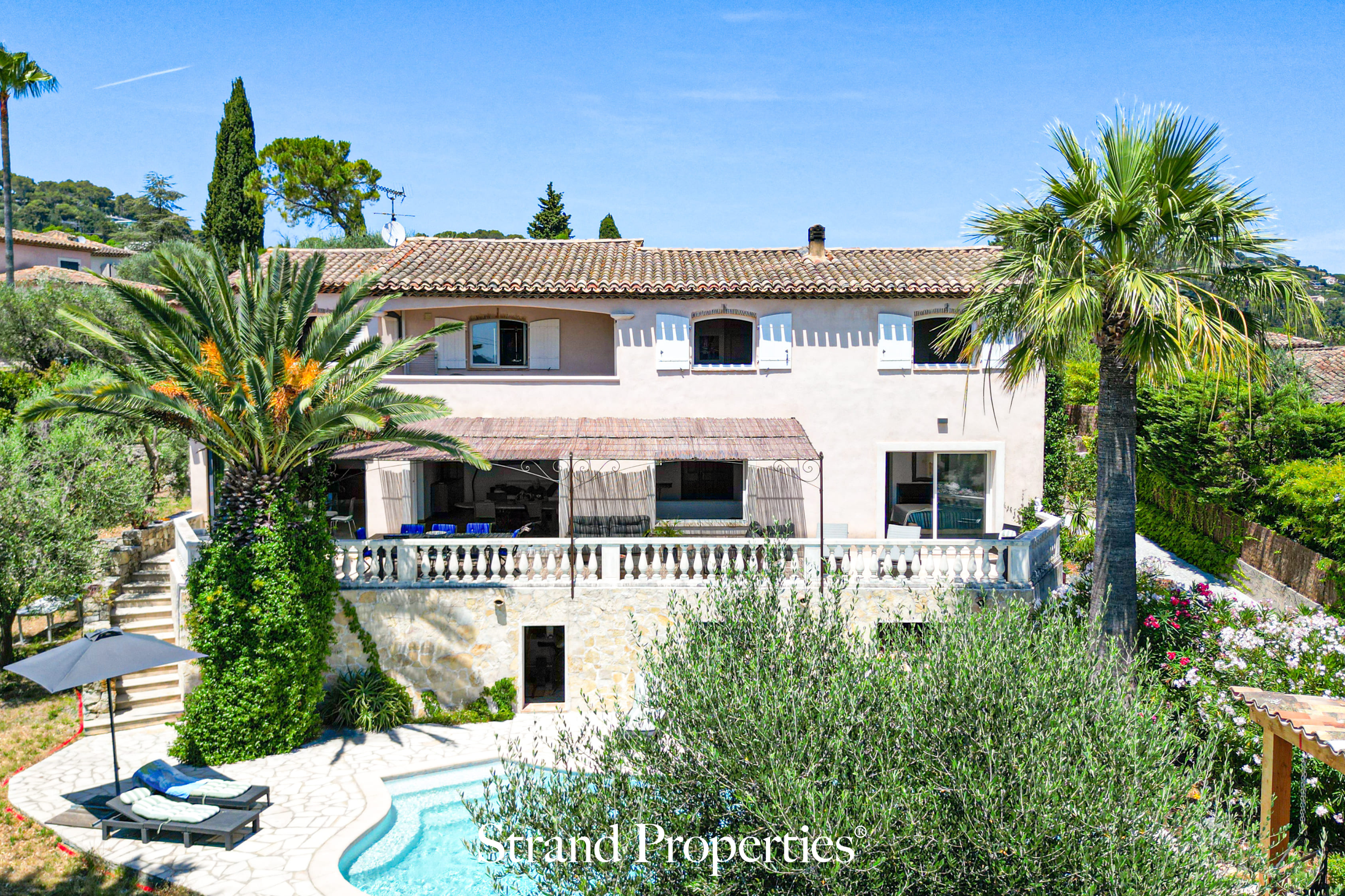MOUGINS – Renovated Provençal Villa, 200 sqm, Panoramic Views over Greenery and Hills - Mougins