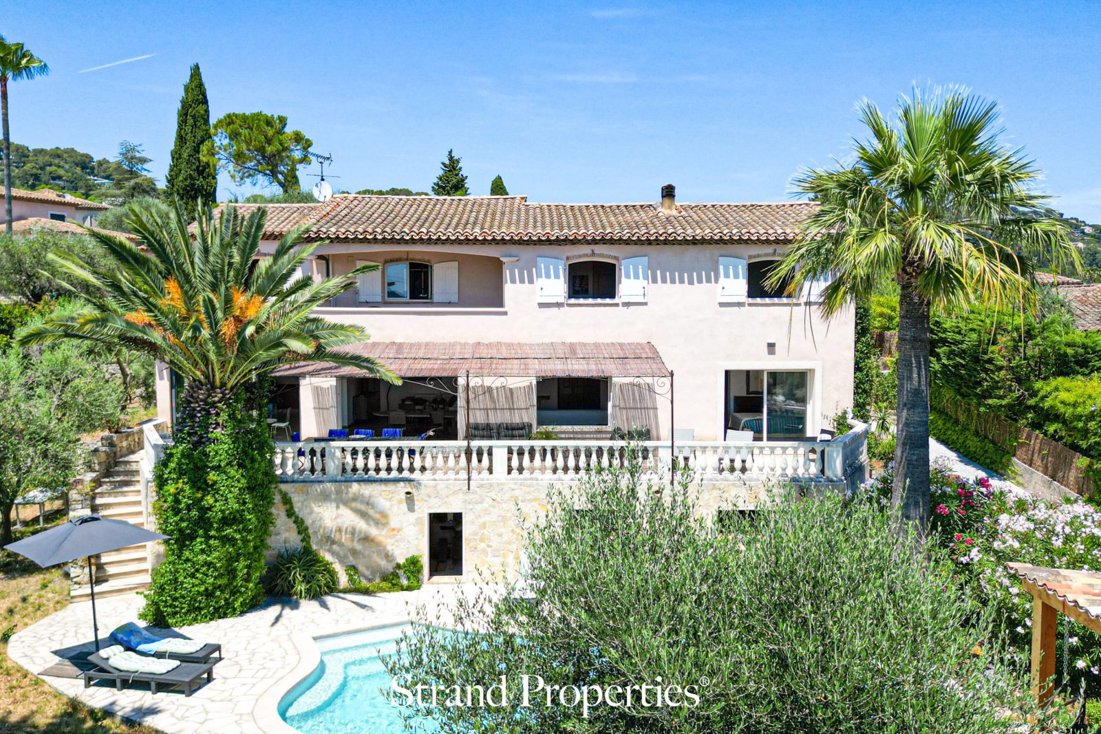MOUGINS – Renovated Provençal Villa, 200 m², Panoramic Views over Greenery and Hills