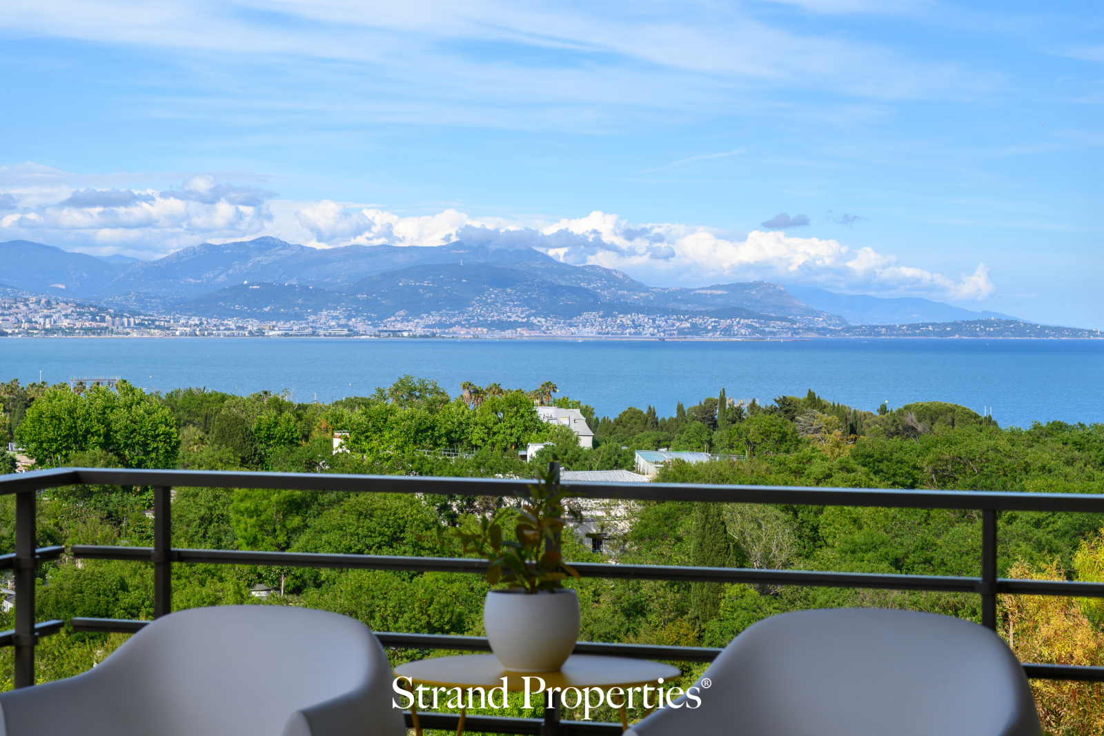 ANTIBES – Top-floor 3-bedroom apartment with panoramic sea and hill views