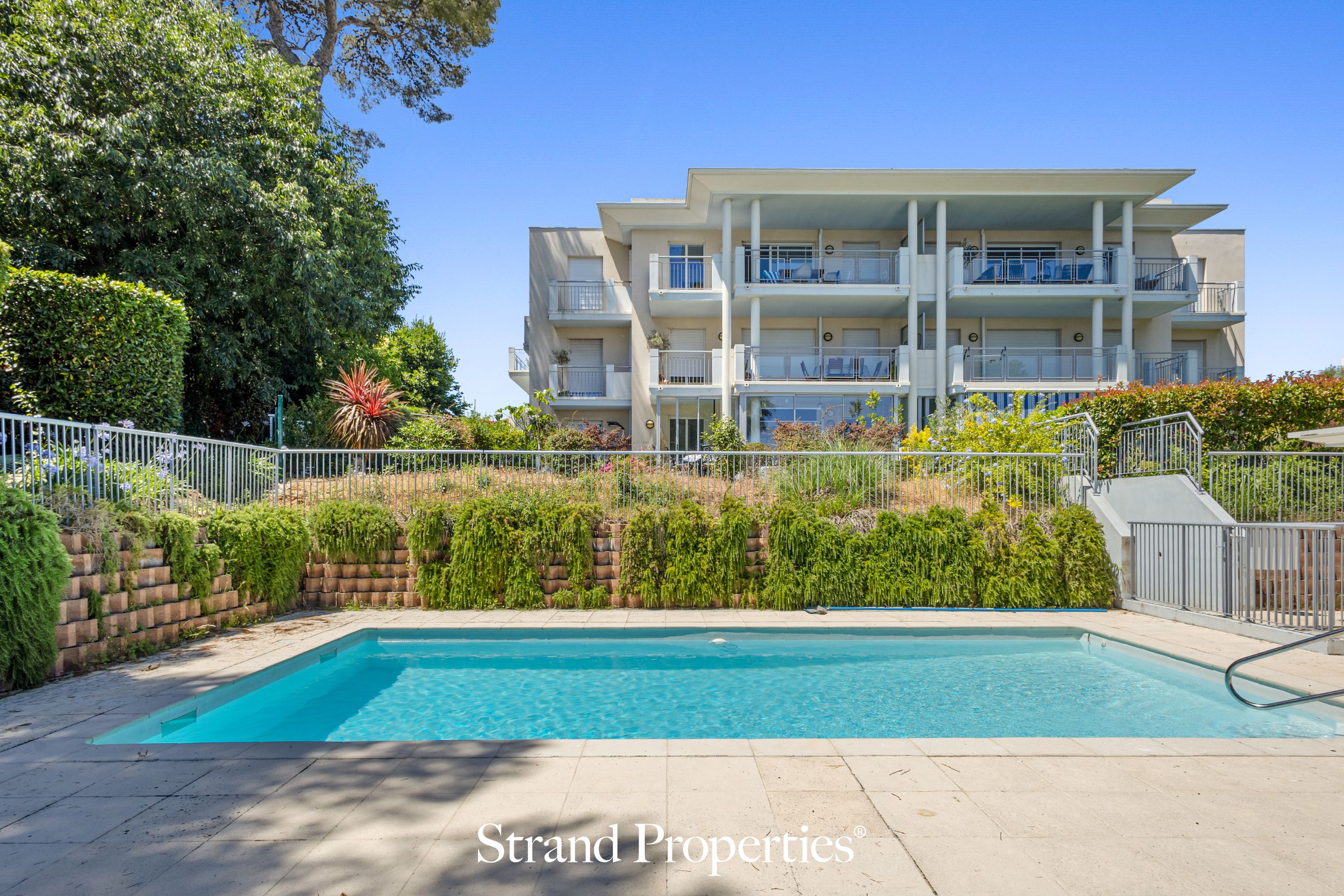ANTIBES – 3‑bedroom apartment with garden and pool, within walking distance of the town-centre - Antibes