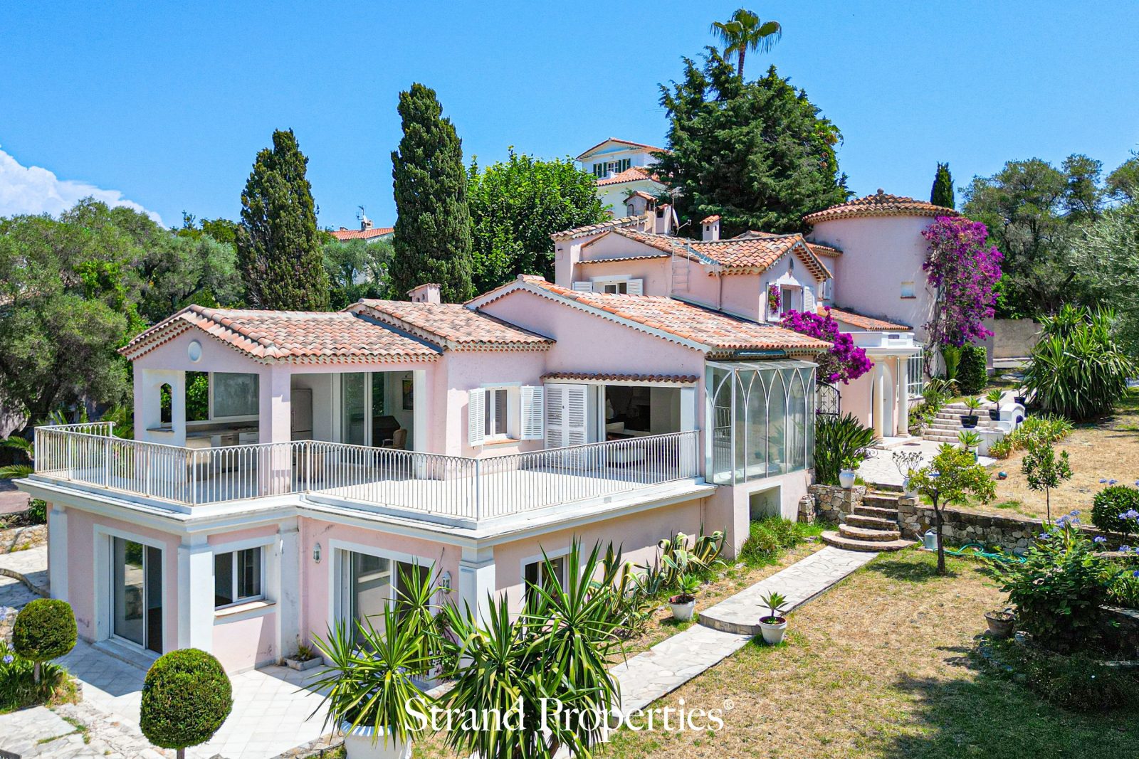 CAP D’ANTIBES – 1930s character villa in a privileged setting