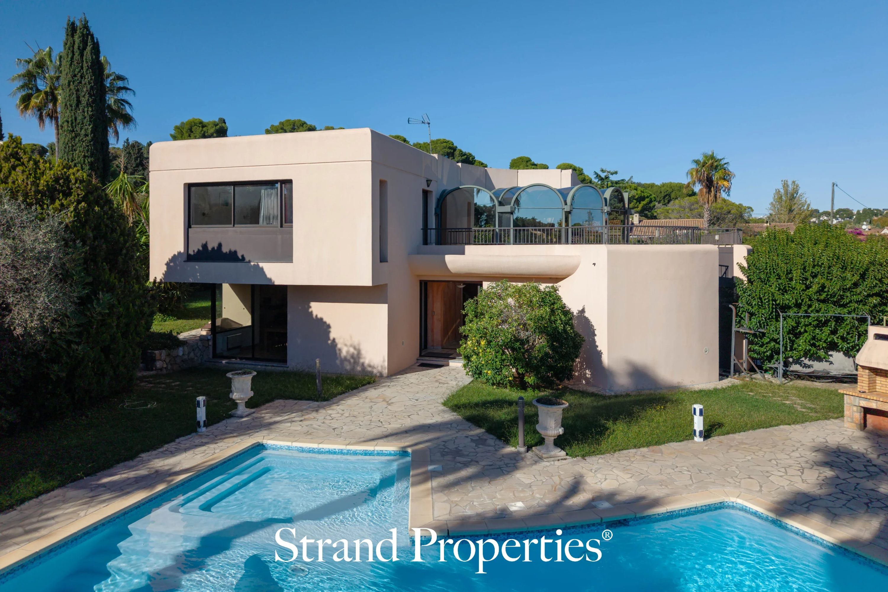 ANTIBES Saint-Maymes – Contemporary architect-designed villa with garden and swimming pool - Antibes